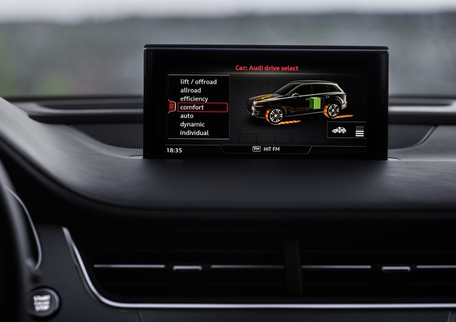 
Để tiết kiệm nhiên liệu hơn nữa, hãng Audi đã cài sẵn hệ thống quản lý nhiệt đặc biệt cho Q7 e-tron 3.0TDI Quattro 2016. Hệ thống đi kèm bơm nhiệt có chức năng thu thập nhiệt năng thừa sinh ra từ các bộ phận điện. Nhiệt năng này sẽ được dùng để sưởi ấm khoang nội thất. Ưu điểm lớn nhất của bơm nhiệt là sử dụng rất ít năng lượng so với hệ thống sưởi ấm bằng điện thông thường, từ đó tăng phạm vi hoạt động của xe.
