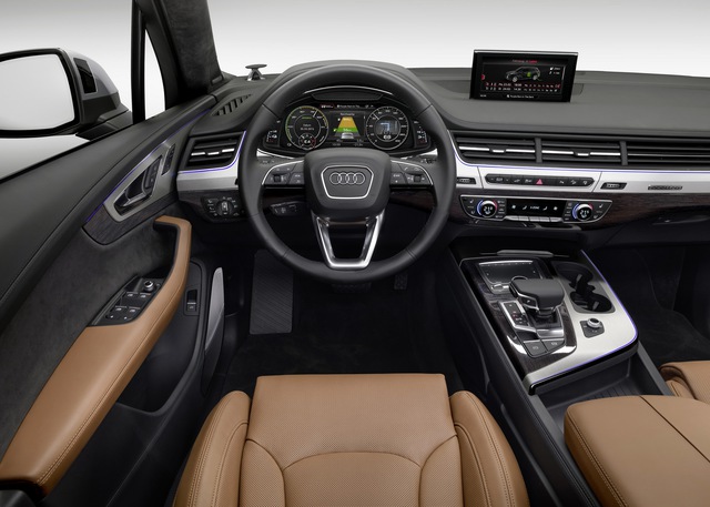 Bên trong Audi Q7 e-tron 3.0TDI Quattro 2016 là hệ thống định vị MMI tiêu chuẩn. Hệ thống này được thiết kế để kết hợp với hệ dẫn động hybrid trên Audi Q7 e-tron 3.0TDI Quattro 2016. Cụ thể, hệ thống sử dụng dữ liệu định vị và thông tin giao thông thời gian thực để đưa ra lộ trình tốt nhất nhằm tiết kiệm nhiên liệu ở mức tối đa.