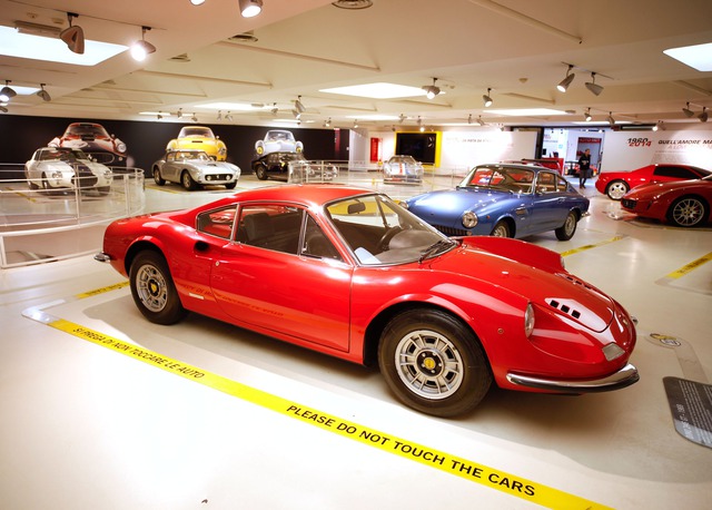 
Đây là một chiếc siêu xe Dino 246 GT 1969 được trưng bày trong bảo tàng Ferrari ở Maranello. Siêu xe này được đặt tên theo con trai của ông Enzo Ferrari.
