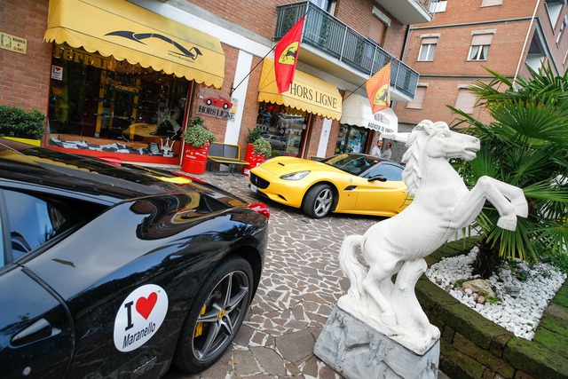 
Những chiếc siêu xe đỗ bên ngoài chuỗi cửa hàng bán lẻ Ferrari tại Maranello.
