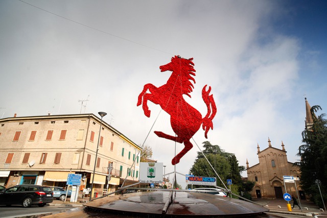
Maranello không chỉ là nơi hãng Ferrari lắp ráp xe. Thay vào đó, thị trấn nhỏ của Ý nằm cách 200 km so với kinh đô thời trang Milan còn là quê nhà của nhãn hiệu Ferrari. Đây là nơi ông Enzo Ferrari đã chế tạo chiếc siêu xe Ferrari thương mại đầu tiên để lấy tiền đầu tư cho mảng đua xe.
