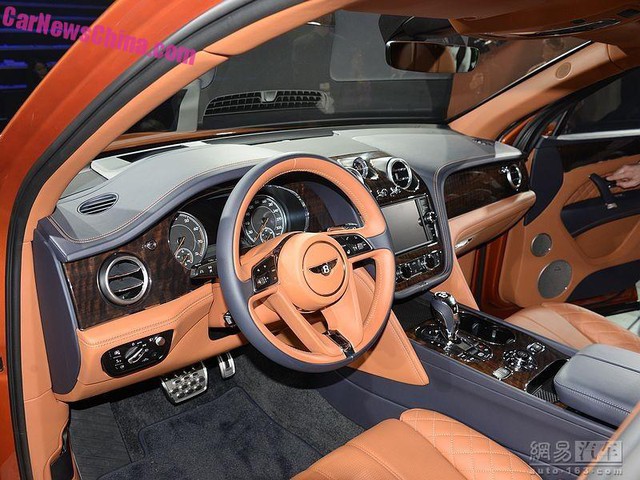 
Nội thất bên trong chiếc Bentley Bentayga ra mắt tại Trung Quốc.
