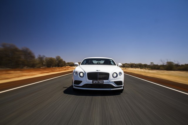 
Bentley Continental GT Speed chạy trên cao tốc Stuart Highway tại Úc.
