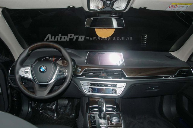 
Bên trong BMW 740Li thế hệ mới tại Việt Nam có các trang thiết bị tiêu chuẩn như vô lăng ốp gỗ, cửa hít tự động cùng ghế trước/sau bọc da Dakota với tính năng thông hơi và massage.

