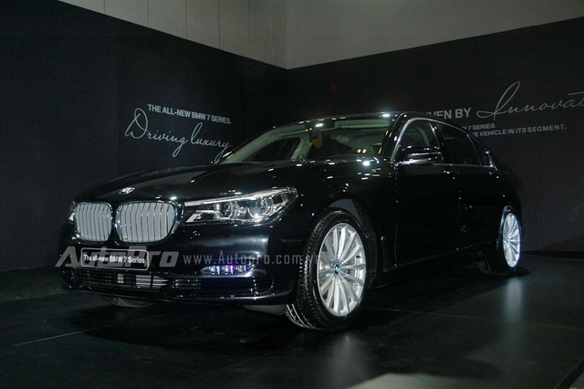 
Bước sang thế hệ mới, BMW 7-Series sở hữu phần đầu xe khá quen thuộc với lưới tản nhiệt hình quả thận nổi bật và cụm đèn pha LED tiêu chuẩn. Bên cạnh đó, mẫu sedan hạng sang đầu bảng nhà BMW còn được trang bị đèn sương mù LED, hốc gió trên cản va trước và nhiều chi tiết mạ crôm sáng bóng.
