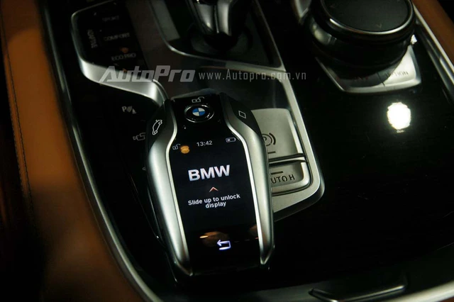 
Đáng tiếc là BMW 740Li thế hệ mới tại Việt Nam không được trang bị chức năng đỗ xe tự động vốn là một trong những điểm nhấn đáng chú ý nhất của 7-Series 2016. Tuy nhiên, BMW 740Li thế hệ mới tại Việt Nam vẫn đi kèm chìa khóa cảm ứng hiện đại.
