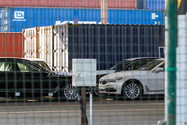 
Chiếc BMW 740Li của Phan Thành nằm ở cảng cách đây vài ngày.
