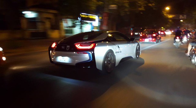 
Chiếc BMW i8 màu trắng này thường xuyên chạy trên đường phố Hà Nội trong thời gian gần đây. Ảnh: Nghiêm Xuân Hùng/Otofun
