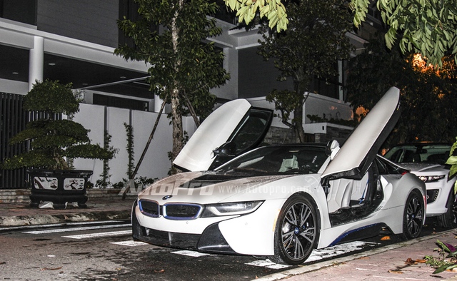 
Chiếc BMW i8 thứ hai tại Đà Nẵng có nội thất bọc da màu trắng tông xuyệt tông.
