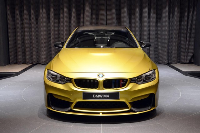 
Điểm nhấn chung của những chiếc xe trưng bày tại BMW Abu Dhabi là màu sơn độc đáo. Chiếc BMW M4 màu vàng Austin Yellow cũng không phải là ngoại lệ.
