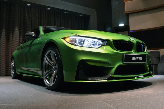 
Chiếc BMW M4 Coupe màu xanh Java Green được trang bị động cơ 6 xi-lanh thẳng hàng, tăng áp, dung tích 3.0 lít nhưng sản sinh công suất tối đa 547 mã lực và mô-men xoắn cực đại 585 Nm nhờ bộ điều khiển ECU hiệu chỉnh mang nhãn hiệu Manhart Racing và ống xả đặt hàng. 
