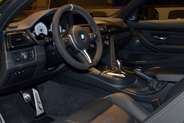 
Hãng BMW chỉ đưa các điểm nhấn bằng sợi carbon và vô lăng M Performance bọc Alcantara vào trong chiếc M4 Coupe màu xanh Java Green. 
