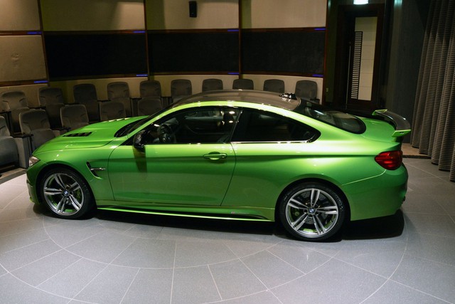 
Được biết, riêng màu sơn Java Green trên chiếc BMW M4 Coupe đã có giá 5.000 USD, tương đương 113,6 triệu Đồng. Tuy nhiên, đây chưa phải là màu sơn đắt nhất do BMW Individual đưa ra. Trước đó, màu sơn bạc Pure Metal Silver của BMW từng gây choáng với giá 8.000 Euro, tương đương 193 triệu Đồng.
