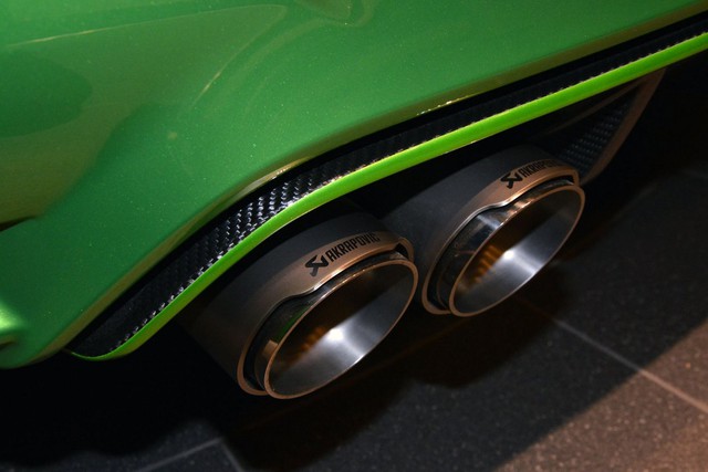 ... và hệ thống xả Akrapovic Evolution với 4 ống pô bằng titan nằm trong bộ khuếch tán M Performance.