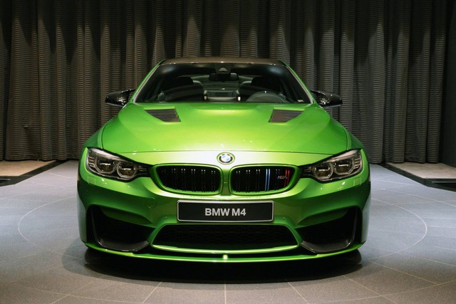 
Ngoài màu sơn độc đáo, chiếc M4 Coupe đặc biệt tại showroom của BMW Abu Dhabi còn được trang bị nhiều chi tiết độc đáo khác như cánh gió trước bằng sợi carbon tùy chọn và viền lưới tản nhiệt hình quả thận mang màu sắc trùng thân xe. 
