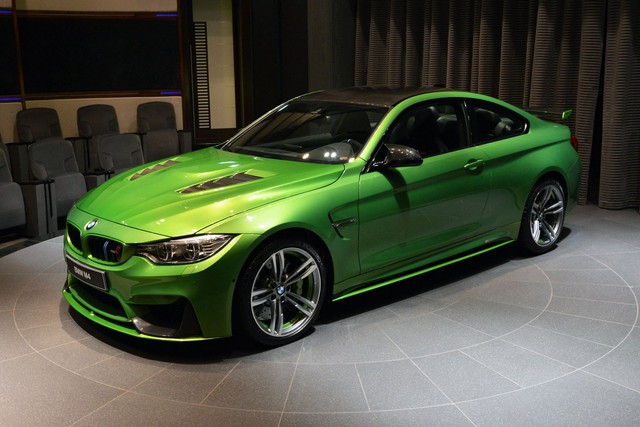 
BMW chi nhánh Abu Dhabi tại Các tiểu vương quốc Ả-Rập Thống Nhất hiện đang trưng bày một chiếc M4 Coupe đặc biệt với màu sơn xanh lục mát mắt có tên Java Green. Đây là màu sơn do chi nhánh BMW Individual chuyên chế tạo xe đặc biệt và theo yêu cầu khách hàng đưa ra.
