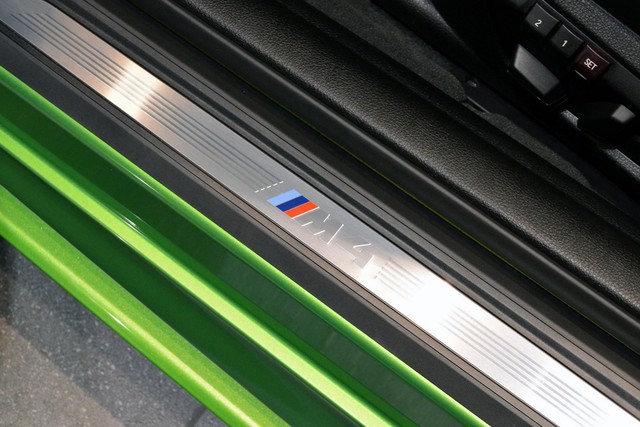 
Bên cạnh đó là chi tiết bằng sợi carbon nằm trong hốc gió trước, bậc cửa lên xuống bên M Performance đồng màu với thân xe...
