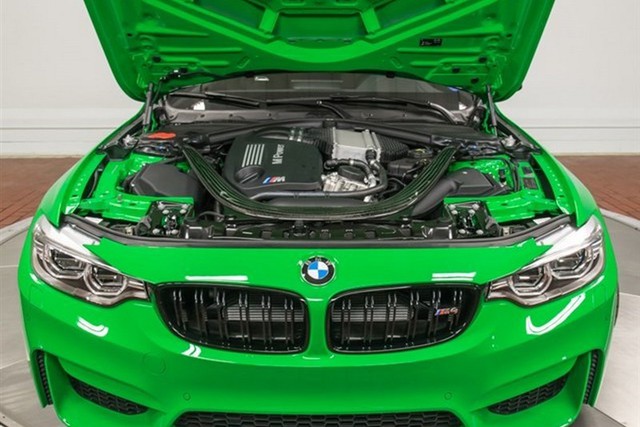 Trái tim của chiếc BMW M4 màu xanh nõn chuối là khối động cơ xăng V6, tăng áp có công suất tối đa 425 mã lực. Nhờ đó, chiếc BMW M4 có thể tăng tốc từ 0-96 km/h trong thời gian 4,1 giây.