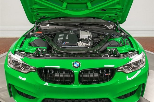 
Trái tim của chiếc BMW M4 màu xanh nõn chuối là khối động cơ xăng V6, tăng áp có công suất tối đa 425 mã lực. Nhờ đó, chiếc BMW M4 có thể tăng tốc từ 0-96 km/h trong thời gian 4,1 giây.
