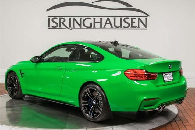 Chưa hết, chiếc BMW M4 màu xanh nõn chuỗi cũng đi kèm với hộp số sàn 6 cấp. Đây sẽ là trang thiết bị thu hút những người thực sự đam mê cảm giác tự mình lái xe. Hiện những chiếc xe tính năng cao hiện đại không còn dùng hộp số sàn nữa. Do vậy, chiếc BMW M4 màu nõn chuỗi càng trở nên đặc biệt hơn.