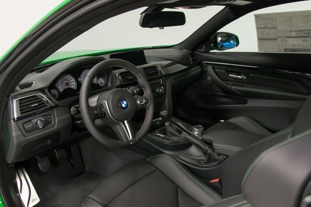 
Bên trong chiếc BMW M4 màu xanh nõn chuối có gói phụ kiện Excutive Package trị giá 3.200 USD, bao gồm màn hình hiển thị thông tin trên kính chắn gió, camera chiếu hậu, vô lăng sưởi ấm, tính năng điều chỉnh khoảng cách đỗ xe và bộ rửa chóa đèn pha.
