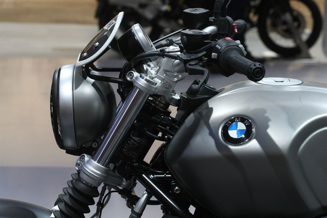 
Những chi tiết khác của BMW R NineT Scrambler khá giống với R NineT tiêu chuẩn. Cụ thể là bình xăng có dung tích 17 lít, khung làm từ thép ống và bộ phụ kiện bằng nhôm. Cuối cùng là màu sơn xám mờ, đối lập với nắp động cơ, phuộc và vành màu đen cổ điển. Tất cả kết hợp tạo thành một mẫu xe scrambler nặng 220 kg.
