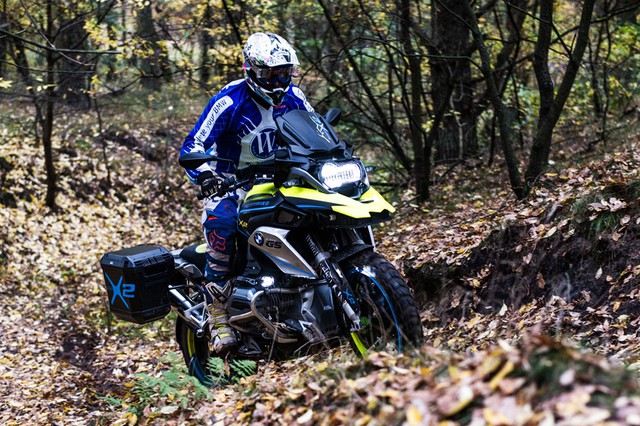 Bù lại, BMW R1200GS phiên bản độ được xem là “chiến mã” hoàn hảo khi vẫn giữ được đặc tính tiện lợi và có thể vượt mọi địa hình của động cơ làm mát bằng chất lỏng vừa bổ sung thêm công suất từ mô-tơ điện.