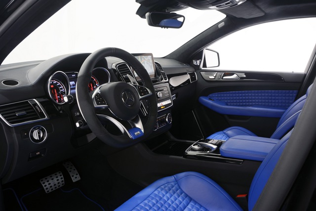 
Bên trong Brabus 700 Coupe có ghế bọc da màu xanh dương Azure Blue Mastik, khóa cửa bằng nhôm và bộ bàn đạp làm từ hợp kim. Những thay đổi khác bao gồm bậc cửa lên xuống phát sáng và thảm sàn 2 tông màu.
