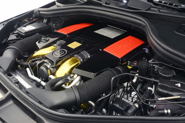 
Bên dưới nắp capô của Mercedes-AMG GLE 63 S Coupe phiên bản độ Brabus là khối động cơ V8, tăng áp kép, dung tích 5,5 lít. Hãng Brabus đã bổ sung bộ tăng áp, hệ thống xả thể thao bằng thép không gỉ và ống pô mới cho 700 Coupe. Đó là còn chưa kể đến bộ điều khiển động cơ ECU tối ưu hóa, lớp vỏ phản xạ nhiệt bằng vàng và ống hút gió mới.
