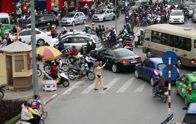 
Nhiều người dân Việt Nam có thói quen không chấp hành tín hiệu của đèn giao thông cũng như bỏ qua sự điều tiết của lực lượng cảnh sát. Ảnh minh họa
