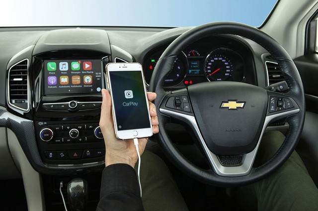 
Không gian nội thất của Chevrolet Captiva 2016 cũng được thay đổi đáng kể. Đầu tiên là sự xuất hiện của hệ thống MyLink System, cho phép người dùng kết nối với điện thoại thông minh qua cổng USB. Hệ thống này còn hỗ trợ một số ứng dụng đã được chứng nhận. Người lái có thể dùng các ứng dụng mà không phải rời mắt khỏi đường phía trước.
