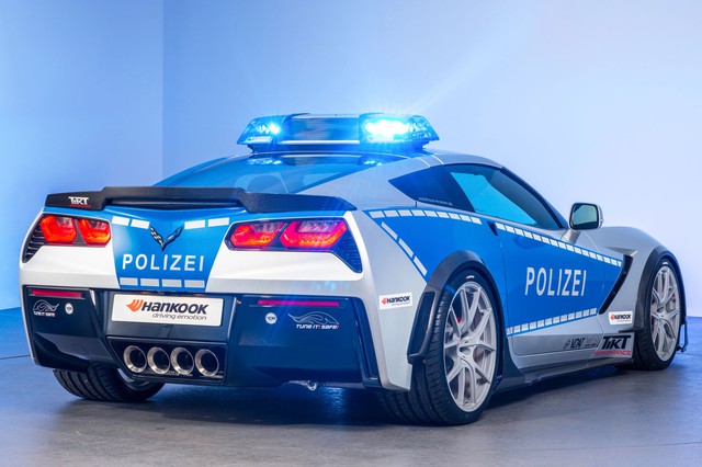 
Điểm nhấn của chiếc Chevrolet Corvette độ chính là bộ cánh ngoại thất dạng xe cảnh sát với hệ thống đèn Hella. 
