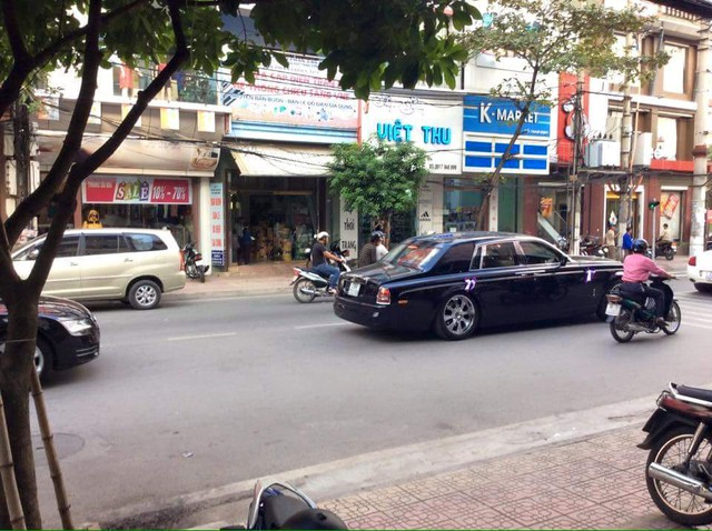 
Rolls-Royce Phantom màu xanh thẫm.
