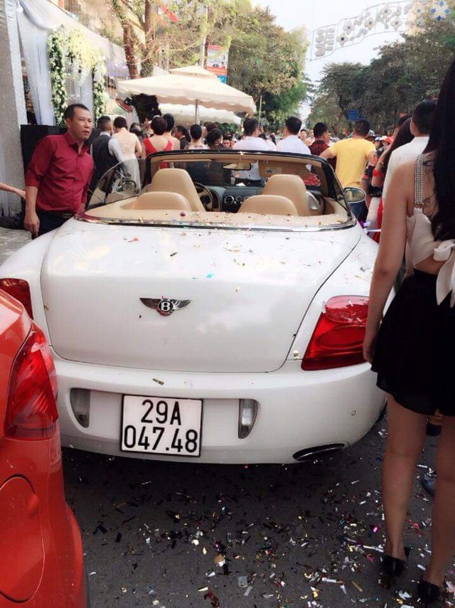
Chiếc Bentley Continental GTC màu trắng muốt trong dàn xe đám cưới tại Nam Định.
