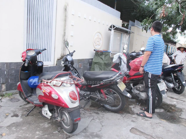 
Trong ngày 9/12, tại trụ sở công an quận Thanh Khê chỉ có 2 phương tiện là xe máy điện được đưa đến đăng ký biển số.

