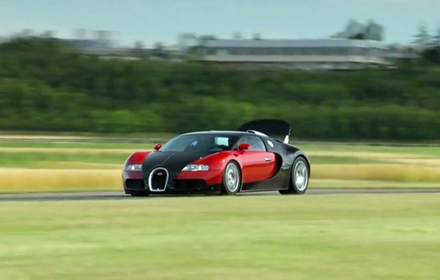 
Bugatti Veyron còn được trang bị cánh gió có nhiệm vụ hất lên khi cần dừng ở vận tốc trên 201 km/h. Do hệ thống phanh chỉ đủ cung cấp 70% lực hãm cho xe. Cụm cánh gió này do hãng Heggemann Aerospace sản xuất.

