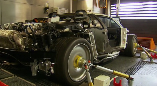 
Trước khi lắp thân vỏ lên, phần khung của Bugatti Veyron sẽ được thử nghiệm để đảm bảo không có sai sót trong quá trình lắp ráp.
