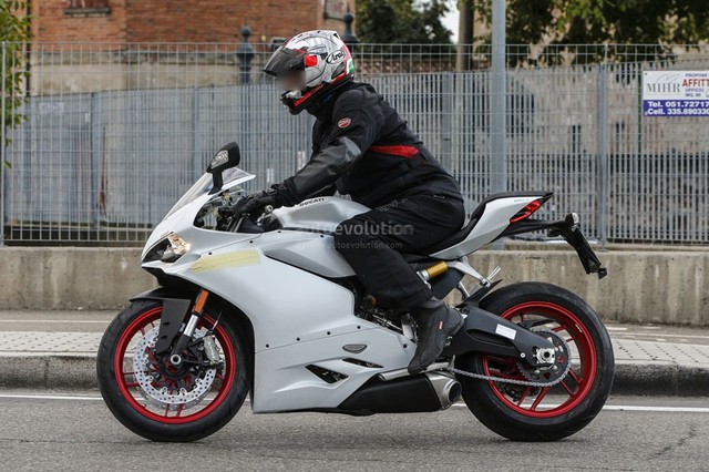 
Khe hở lộ logo trên lốc máy của Ducati 959 Panigale giống của...
