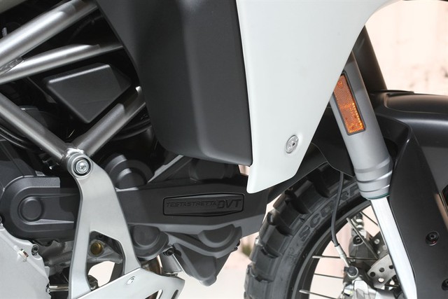 
Hãng Ducati đã cung cấp tấm chắn bằng nhôm để bảo vệ động cơ khỏi bùn đất. Tương tự phiên bản thông thường, Ducati Multistrada 1200 Enduro cũng có 4 chế độ lái là Enduro, Sport, Touring và Urban.
