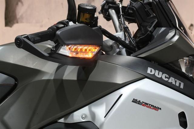 
Để phù hợp với những chuyến off-road, Ducati Multistrada 1200 Enduro đi kèm tay lái nâng cao, yên hẹp hơn và bàn đặt chân làm bằng thép đi kèm vỏ cao su tháo lắp tùy ý. Cần phanh sau có thể tùy chỉnh độ cao trong khi cần số được thiết kế đặc biệt để giảm nguy cơ bị phá hỏng.
