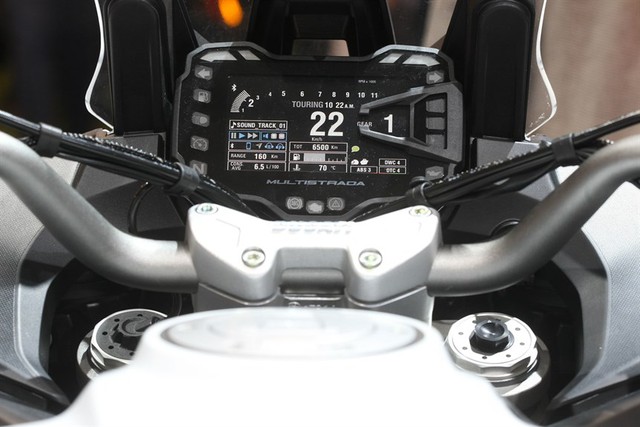 
Kính chắn gió trên Ducati Multistrada 1200 Enduro là loại tùy chỉnh độ cao. Những trang thiết bị đáng chú ý khác của Ducati Multistrada 1200 Enduro mới là đèn pha LED toàn phần, đèn ôm cua, chân chống giữa, cụm đồng hồ với màn hình màu TFT 5 inch và lốp Pirelli Scorpion Trail II.
