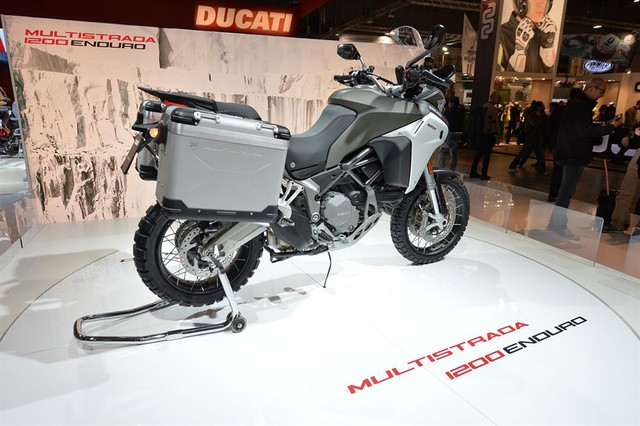 
Chưa hết, Ducati Multistrada 1200 Enduro còn có bình xăng chứa được 30 lít, tăng 50% so với phiên bản thông thường. Bình xăng lớn hơn cho phép Ducati Multistrada 1200 Enduro hoàn thành quãng đường 450 km.
