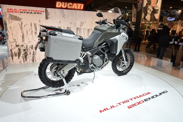 Chưa hết, Ducati Multistrada 1200 Enduro còn có bình xăng chứa được 30 lít, tăng 50% so với phiên bản thông thường. Bình xăng lớn hơn cho phép Ducati Multistrada 1200 Enduro hoàn thành quãng đường 450 km.