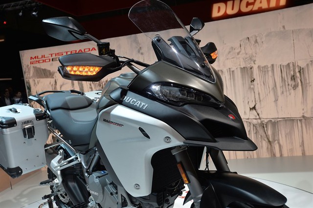 
Là một thành viên trong gia đình Ducati nên Multistrada 1200 Enduro đương nhiên có rất nhiều hệ thống điện tử hiện đại. Thậm chí, so với phiên bản thông thường, Ducati Multistrada 1200 Enduro còn được trang bị đầy đủ hơn với hệ thống kết nối Bluetooth, kiểm soát độ bám đường và chống bó cứng phanh ABS khi ôm cua có thể bật/tắt tùy ý.
