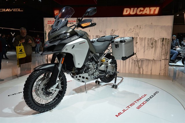 
Ngoài ra, Ducati Multistrada 1200 Enduro còn được bổ sung hệ thống treo Sachs bán chủ động điều khiển điện tử tùy chỉnh hoàn toàn với khoảng chạy 200 mm ở cả trước lẫn sau. So với phiên bản thông thường, khoảng chạy của hệ thống treo trên Ducati Multistrada 1200 Enduro dài hơn 30 mm.
