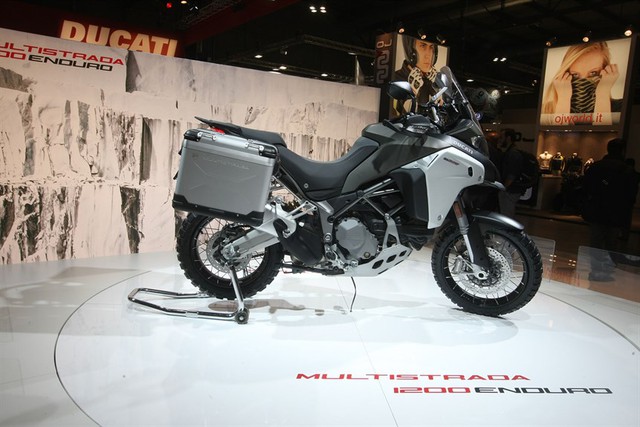 
Trong triển lãm EICMA 2015, hãng Ducati đã trình làng phiên bản đậm chất adventure mới của dòng xe Multistrada 1200 mang tên Enduro. Theo hãng Ducati, Multistrada 1200 Enduro sẵn sàng đối mặt với những địa hình xấu nhất đồng thời cạnh tranh với các đối thủ như KTM 1290 Super Adventure và BMW R1200GS Adventure.
