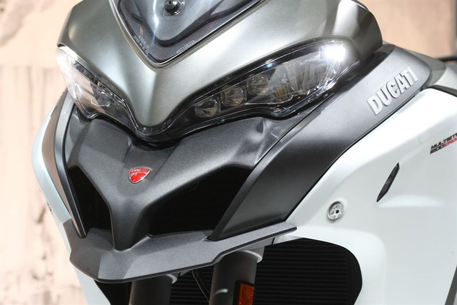 
Những hệ thống điện tử mới trên Ducati Multistrada 1200 Enduro bao gồm hỗ trợ khởi hành ngang dốc. Hệ thống này được kích hoạt khi Ducati Multistrada 1200 Enduro đứng im và chân chống gạt lên.
