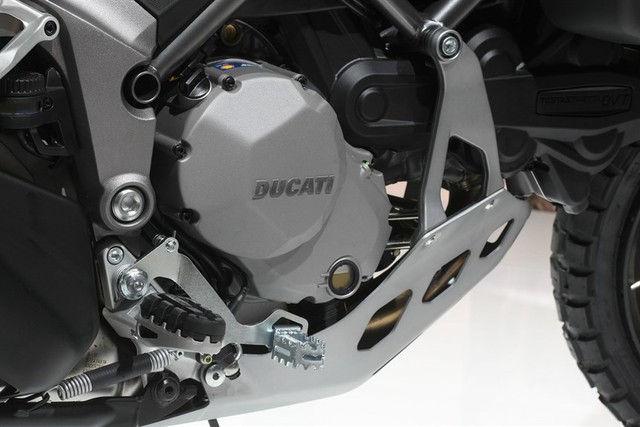 
Động cơ của Ducati Multistrada 1200 Enduro vẫn là loại V-Twin với hệ thống điều khiển thời gian đóng mở van biến thiên Desmodromic, dung tích 1198,4 cc giống phiên bản thông thường. Động cơ tạo ra công suất tối đa 160 mã lực tại vòng tua 9.500 vòng/phút và mô-men xoắn cực đại 110,3 lb-ft tại 7.500 vòng/phút.
