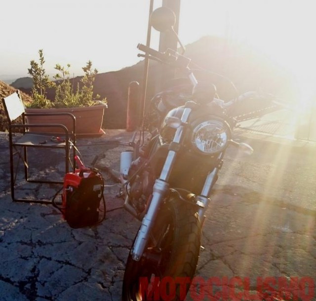 Cụm đèn pha nhỏ hơn loại trên Ducati Scrambler 800.