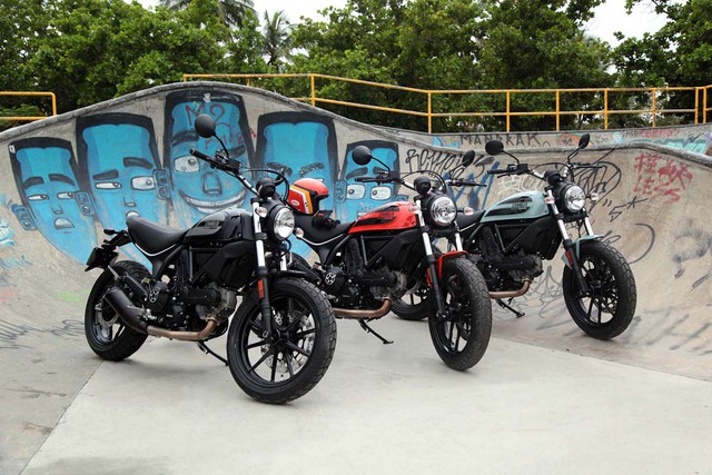 
Ducati Scrambler Sixty2 có 3 phiên bản màu khác nhau là cam Atomic Tangerine, xám Ocean Grey, và đen Shining Black. Tại thị trường Anh, Ducati Scrambler Sixty2 có giá khởi điểm 6.450 Bảng, tương đương 219 triệu Đồng.
